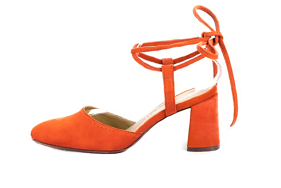 Women's clementine orange elegant closed-toe heels, with crossed straps. Round toe. High flare heels - Profile view